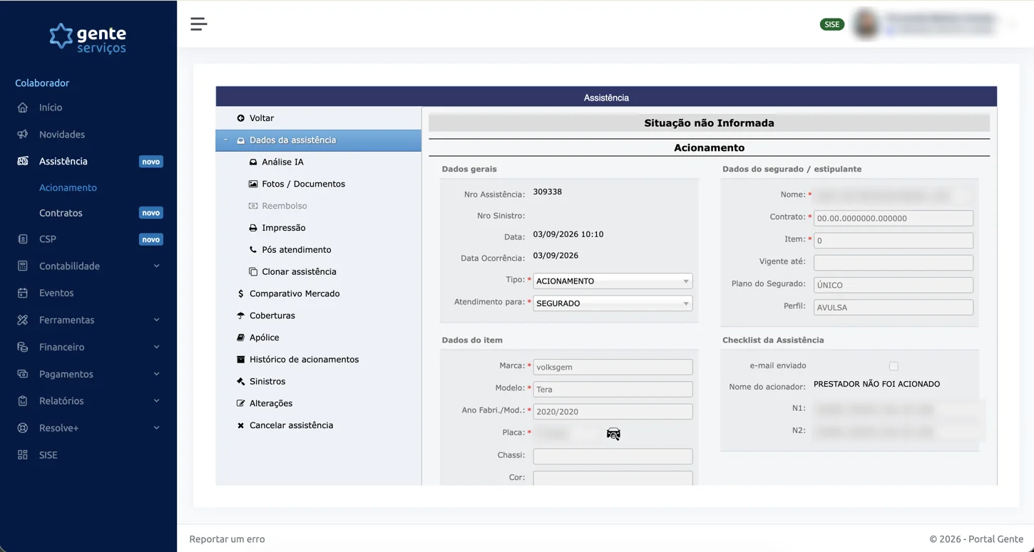 Tela de acionamento no portal anterior: formulário com dados gerais, dados do item, dados do segurado e checklist em blocos separados, e um menu lateral com treze opções.